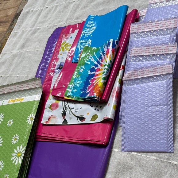 100 Piece Bundle of Poly Mailers & Bubble Mailers Assorted Sizes & Colors NWOT - Picture 11 of 12